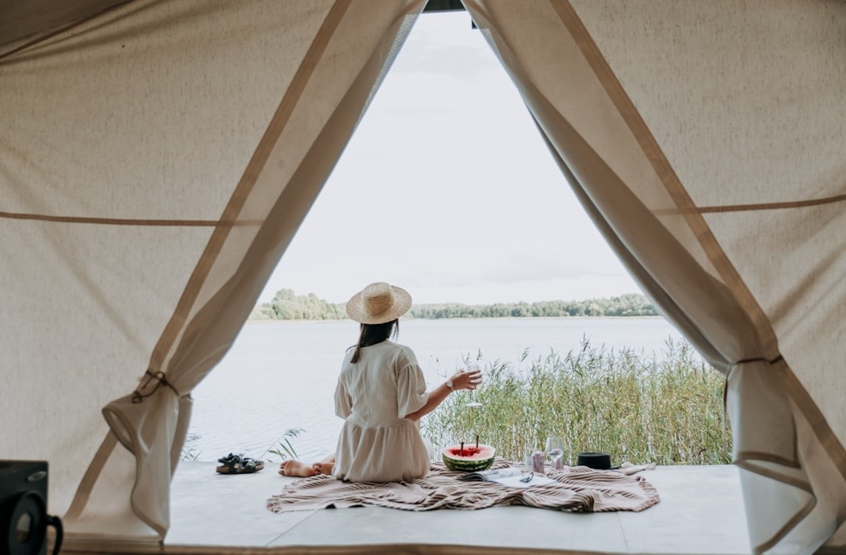 Glamping vs. traditioneel kamperen: waarom steeds meer kampeerders de overstap maken