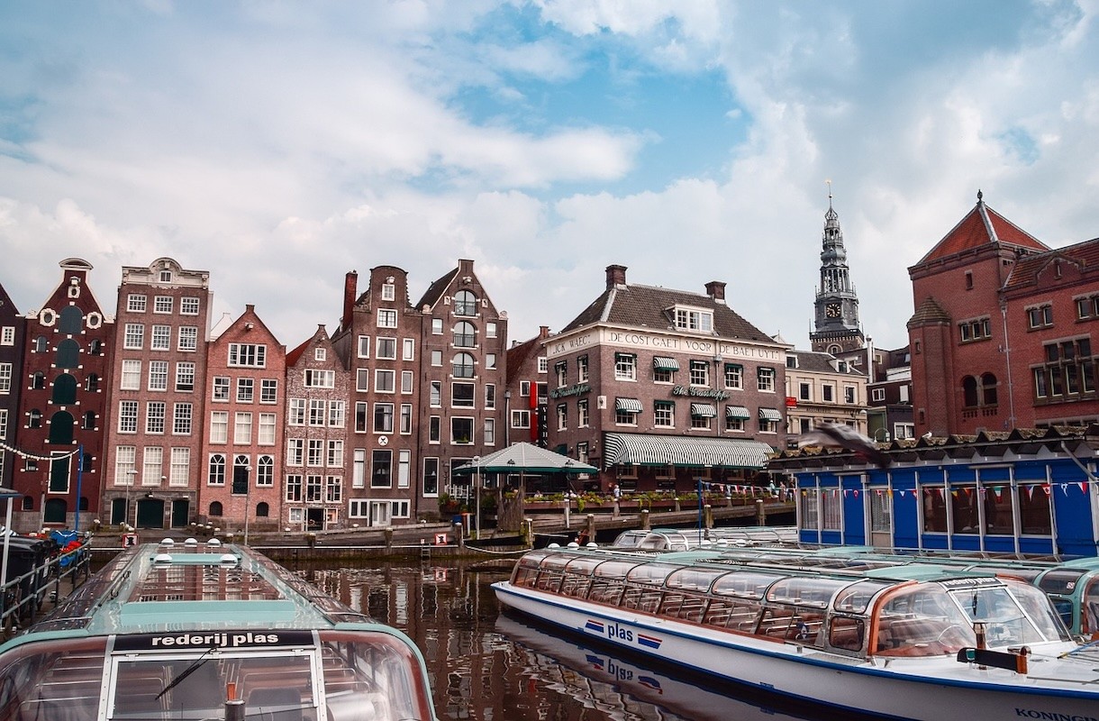 Ontdek Amsterdam vanaf het water: De magie van een rondvaart