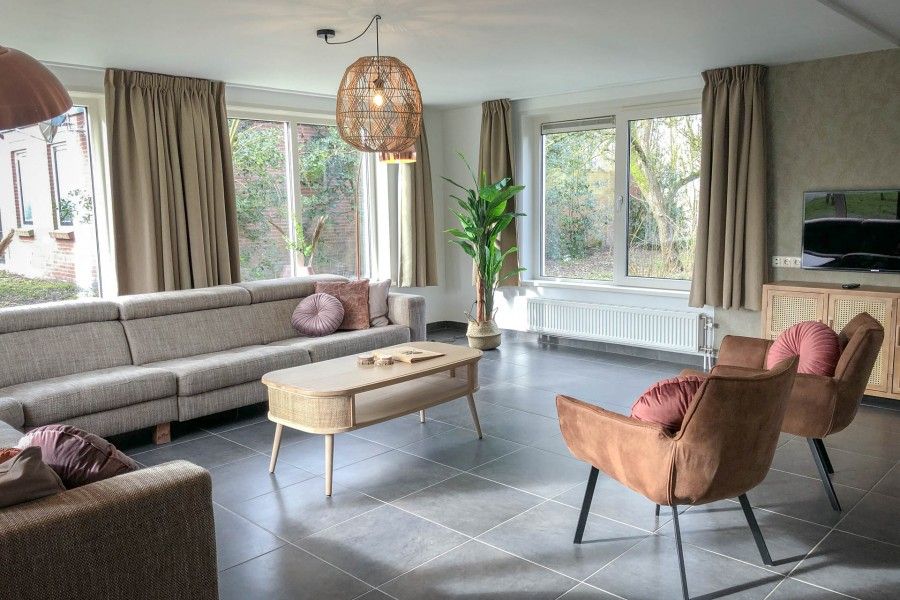 Helles Wohnzimmer mit gemuetlicher Sitzecke im Unique 10 pers. Bauernhof Lodge De Vuurtoren in 'Hoeve Vianen', in De Cocksdorp, Texel.
