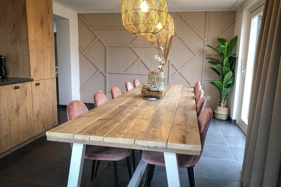 Stilvolles Esszimmer mit Holztisch in Unique 10 Pers. Bauernhof Lodge De Vuurtoren in 'Hoeve Vianen', Ferienhaus in De Cocksdorp, Texel.
