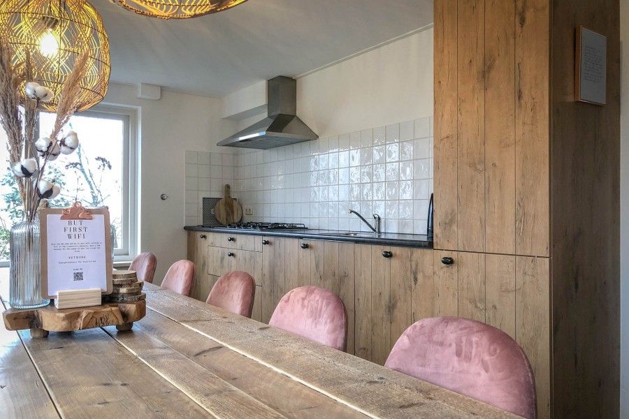 Geraeumige Kueche mit Essecke in Unique 10 pers. Bauernhof Lodge De Vuurtoren in 'Hoeve Vianen', Ferienhaus in De Cocksdorp, Texel.