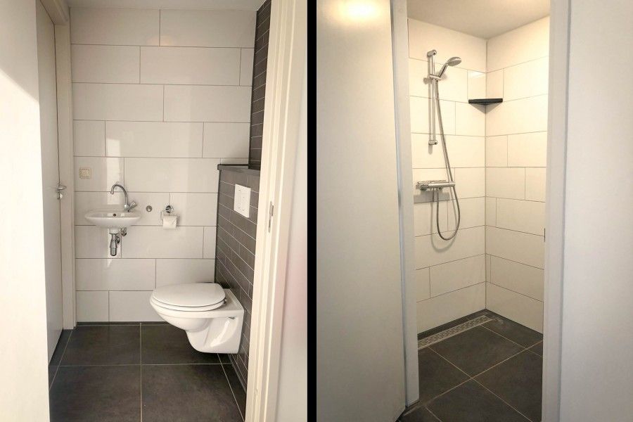 Modernes Badezimmer mit Dusche und Toilette in Unique 10 pers. Bauernhof Lodge De Vuurtoren in 'Hoeve Vianen', Ferienhaus in De Cocksdorp, Texel.