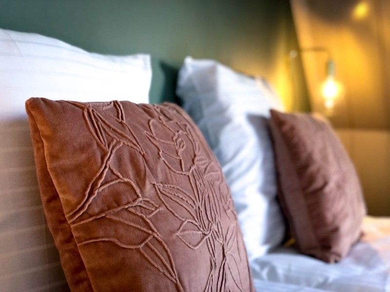 Gemuetliches Schlafzimmer im Unique 10 pers. Farm Lodge De Slufter in 'Hoeve Vianen', De Cocksdorp, Texel, mit weichen Kissen.