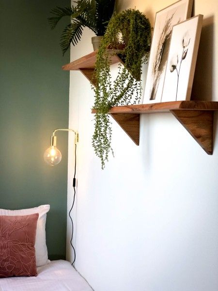 Schlafzimmer Dekoration in Unique 10 pers. Farm Lodge De Slufter in 'Hoeve Vianen', De Cocksdorp, Texel, mit Pflanzen und Kunst.