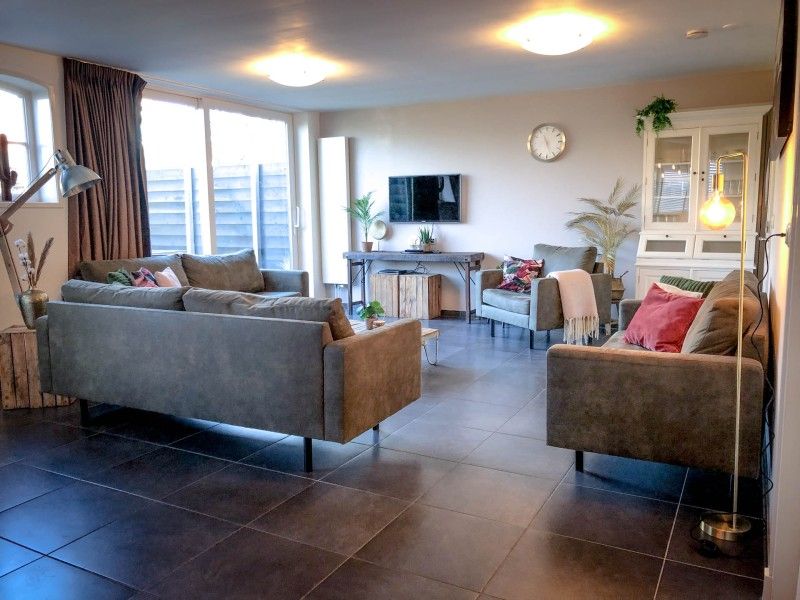 Geraeumiges Wohnzimmer in Unique 10 pers. Farm Lodge De Slufter in 'Hoeve Vianen', De Cocksdorp, Texel, mit moderner Einrichtung.