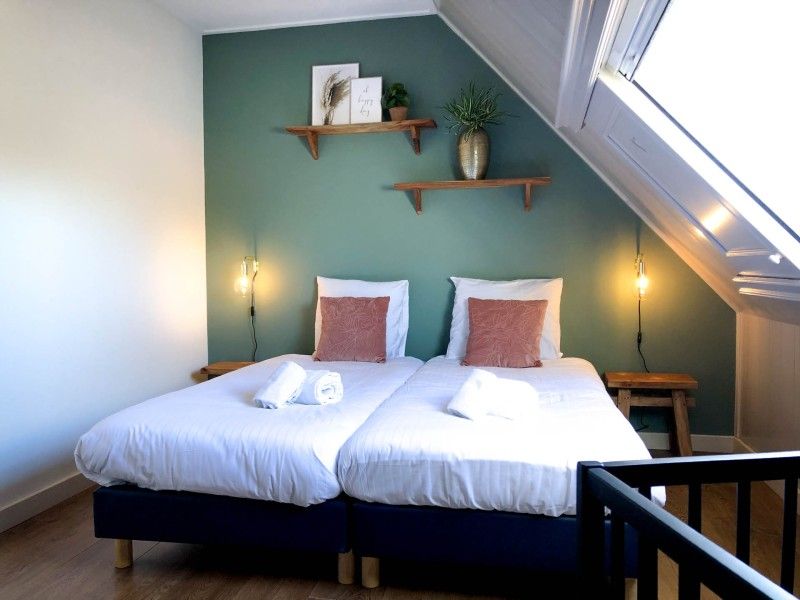 Helles Schlafzimmer in Unique 10 pers. Bauernhof Lodge De Slufter in 'Hoeve Vianen', De Cocksdorp, Texel, mit bequemen Betten.