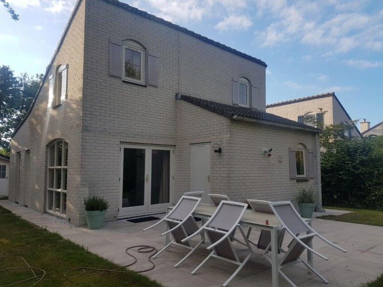 Ruim terras bij Bungalow 543, De Cocksdorp, Texel. Perfect voor buiten dineren en genieten van de rust van de Waddeneilanden.