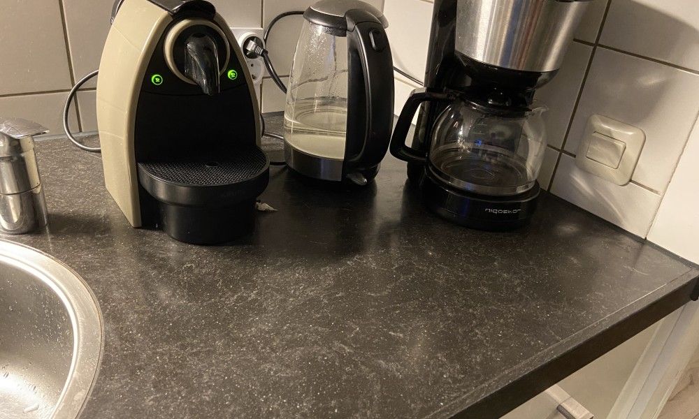 Kitchen facilities in Krim 661 with Sauna, Stuha, and BBQ, a bungalow in De Cocksdorp, Texel, with coffee maker and kettle.