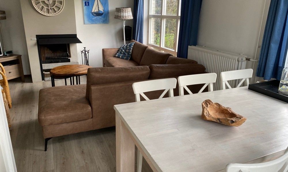 Cozy living room of Krim 661 with Sauna in De Cocksdorp, Texel, with comfortable sitting area and fireplace, perfect vacation home for relaxation.