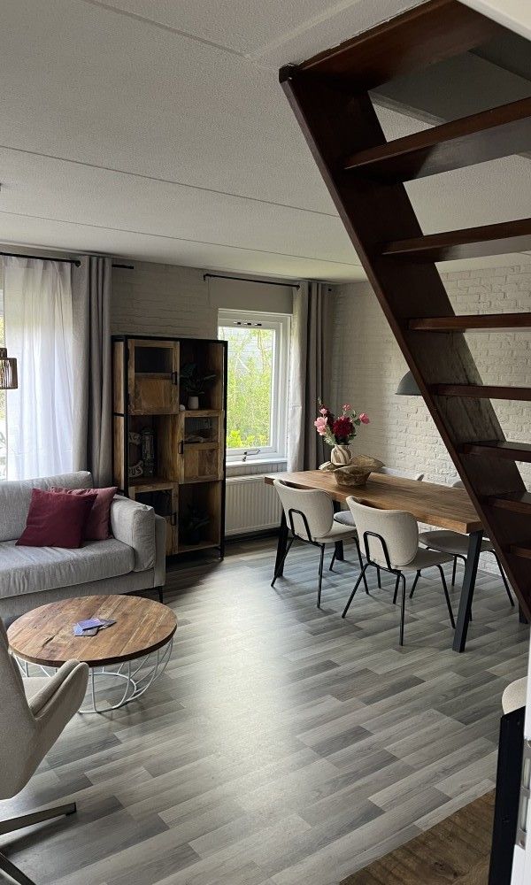 Stijlvolle woonkamer van TXL Huisje 299 in De Cocksdorp, Texel. Comfortabel vakantiehuis met moderne inrichting en veel natuurlijk licht.
