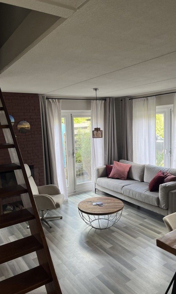 Stijlvolle woonkamer in TXL Huisje 299, vakantiehuis in De Cocksdorp, Texel, met moderne inrichting en veel natuurlijk licht.