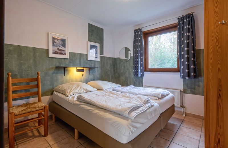 Comfortabele slaapkamer in Vakantiehuis Slufterhoek 114, De Cocksdorp, Texel, met tweepersoonsbed en rustgevende sfeer.