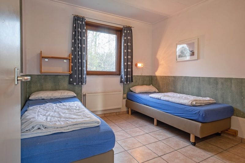 Slaapkamer met twee eenpersoonsbedden in Vakantiehuis Slufterhoek 114, De Cocksdorp, Texel, ideaal voor kinderen.
