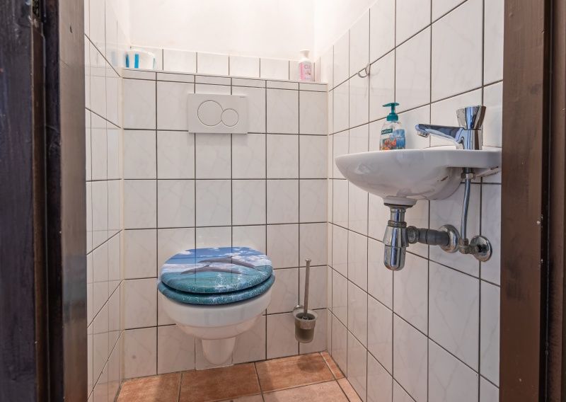Netjes toilet in Vakantiehuis Slufterhoek 114, De Cocksdorp, Texel, met moderne voorzieningen en frisse uitstraling.