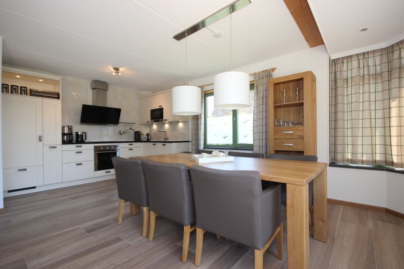 Modern kitchen in Villa De Witte Hoek 138 conservatory, De Cocksdorp Texel, vacation home with spacious dining room and views of the Wadden Islands.