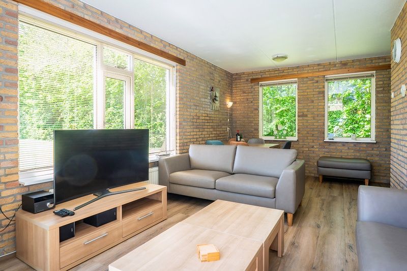 Gemuetliches Wohnzimmer von Bungalow De Witte Hoek 5 pers. 142 in De Cocksdorp Texel, mit Blick ins Gruene.