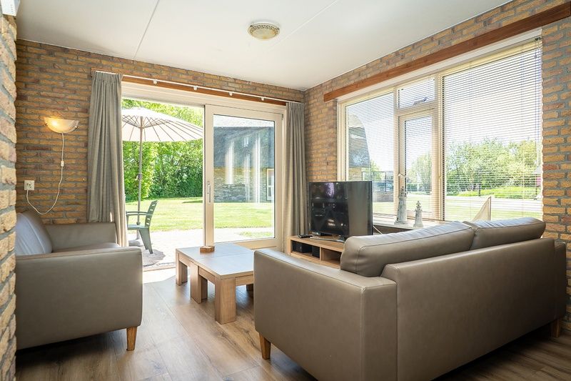 Helle Sitzecke im Bungalow De Witte Hoek 5 pers. 142, mit Zugang zum Garten in De Cocksdorp Texel.