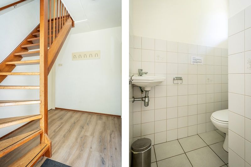Treppe und Toilette in Bungalow De Witte Hoek 5 pers. 142, De Cocksdorp Texel, mit hoelzernen Akzenten.