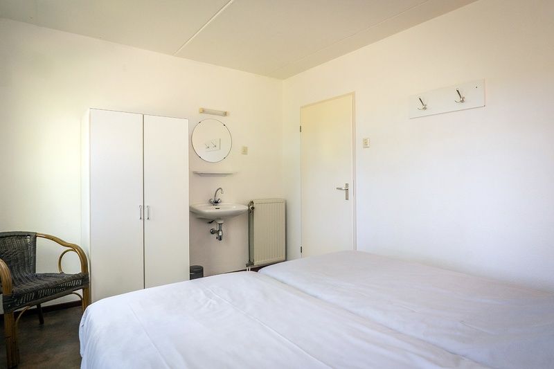 Zweites Schlafzimmer im Bungalow De Witte Hoek 5 pers. 142, De Cocksdorp Texel, mit Garderobenplatz.