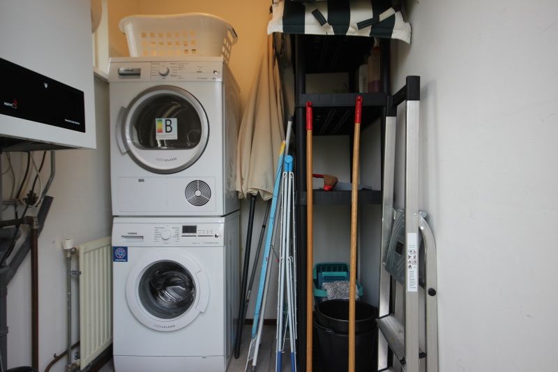 Praktischer Hauswirtschaftsraum im Bungalow De Witte Hoek 5 pers. 142, De Cocksdorp Texel, mit Waschmaschine und Trockner.