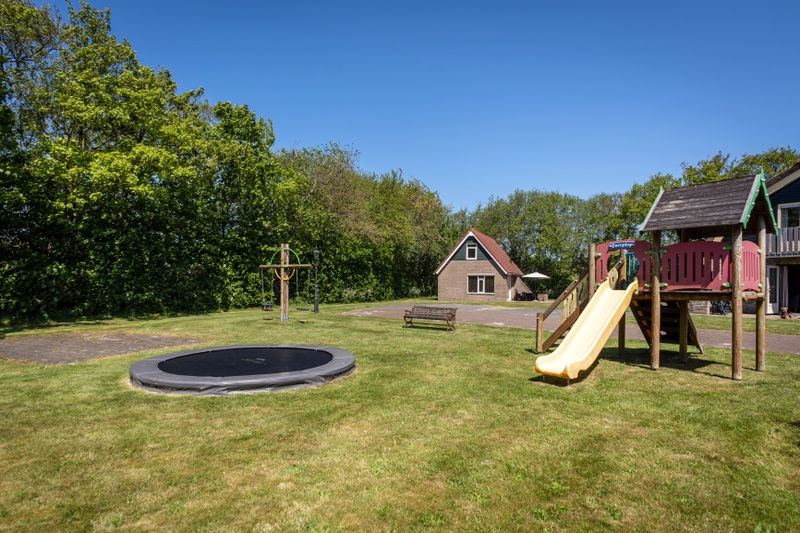 Spielplatz im Bungalow De Witte Hoek 5 pers. 142 in De Cocksdorp Texel, ideal fuer Kinder auf den Watteninseln.