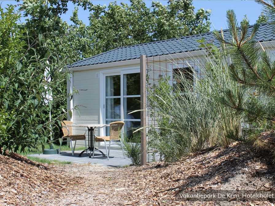 Geniet van de groene omgeving bij Luxe 2 persoons Hotelchalet in De Cocksdorp, Texel, Waddeneilanden.