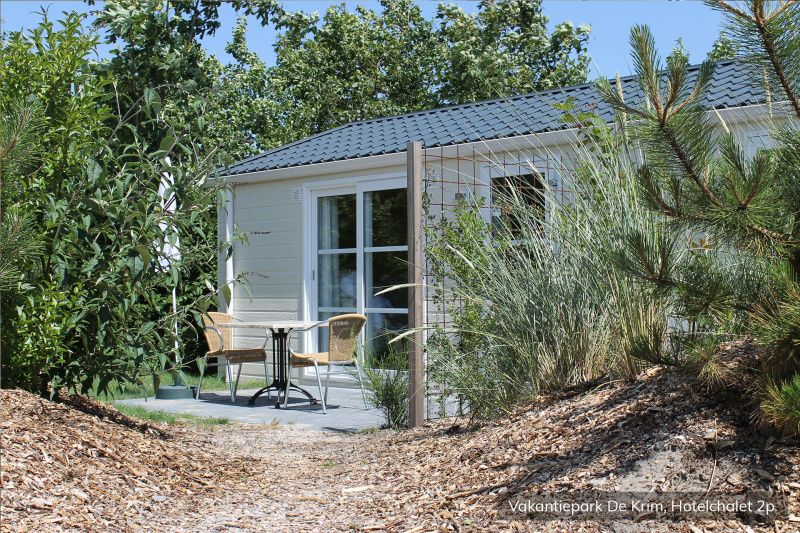 Comfortabele zithoek in Luxe 2 persoons Hotelchalet, De Cocksdorp, Texel, voor ultieme ontspanning.