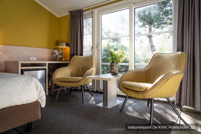 Zonnig terras bij Luxe 2 persoons Hotelchalet in De Cocksdorp, Texel, ideaal voor een ontbijt buiten.