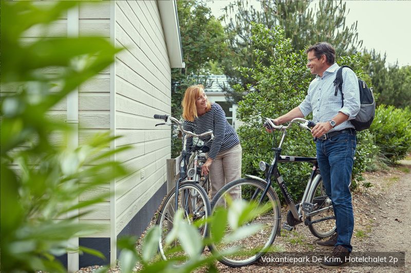 Rustige tuin bij Luxe 2 persoons Hotelchalet, De Cocksdorp, Texel, omgeven door natuur.