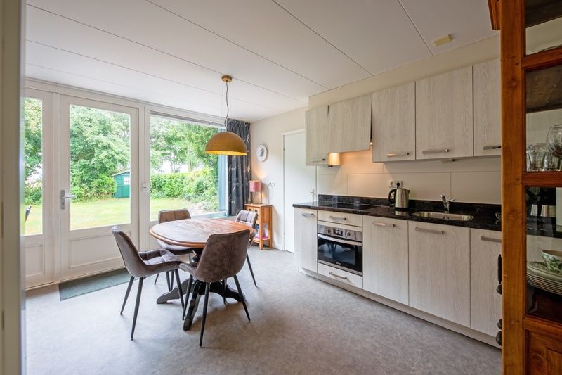 Moderne keuken in Vakantiehuis Slufterhoek 150, De Cocksdorp Texel.