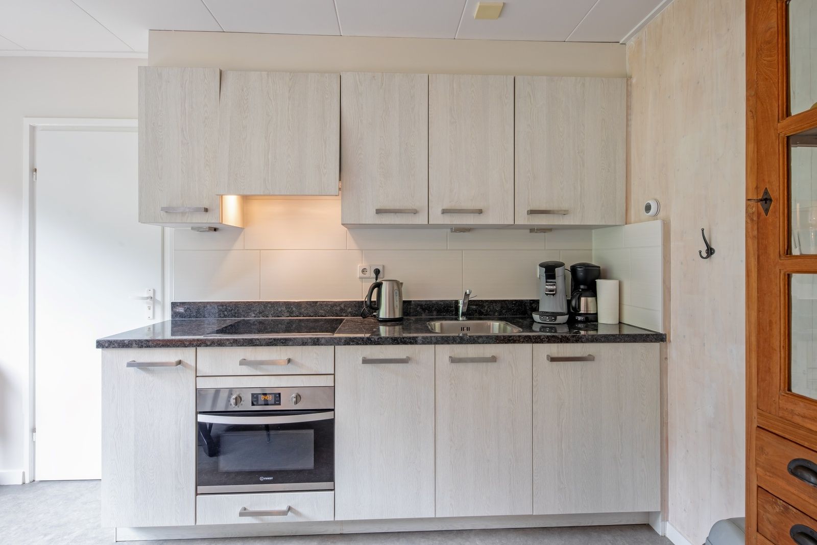 Compacte keuken met apparatuur in Vakantiehuis Slufterhoek 150, Texel.