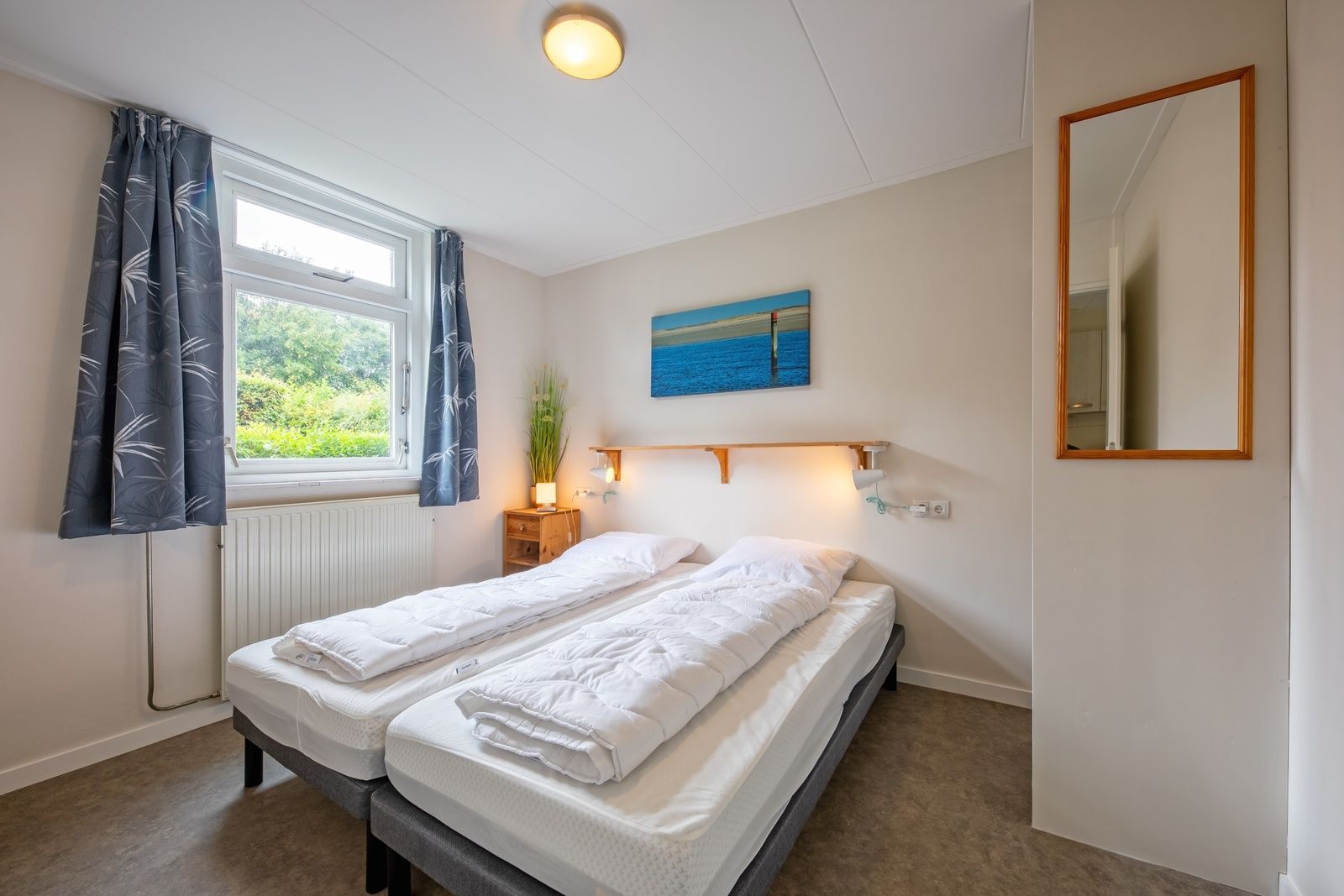 Slaapkamer met tweepersoonsbed in Vakantiehuis Slufterhoek 150, Texel.