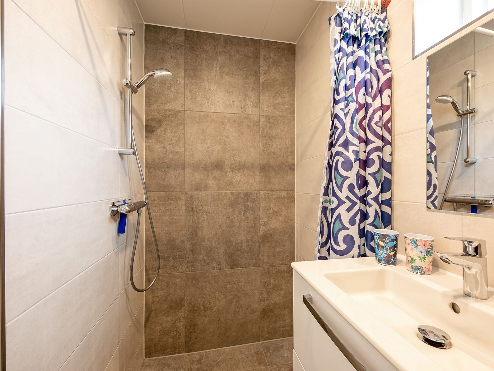 Douche met kleurrijk gordijn in Vakantiehuis Slufterhoek 150, Texel.