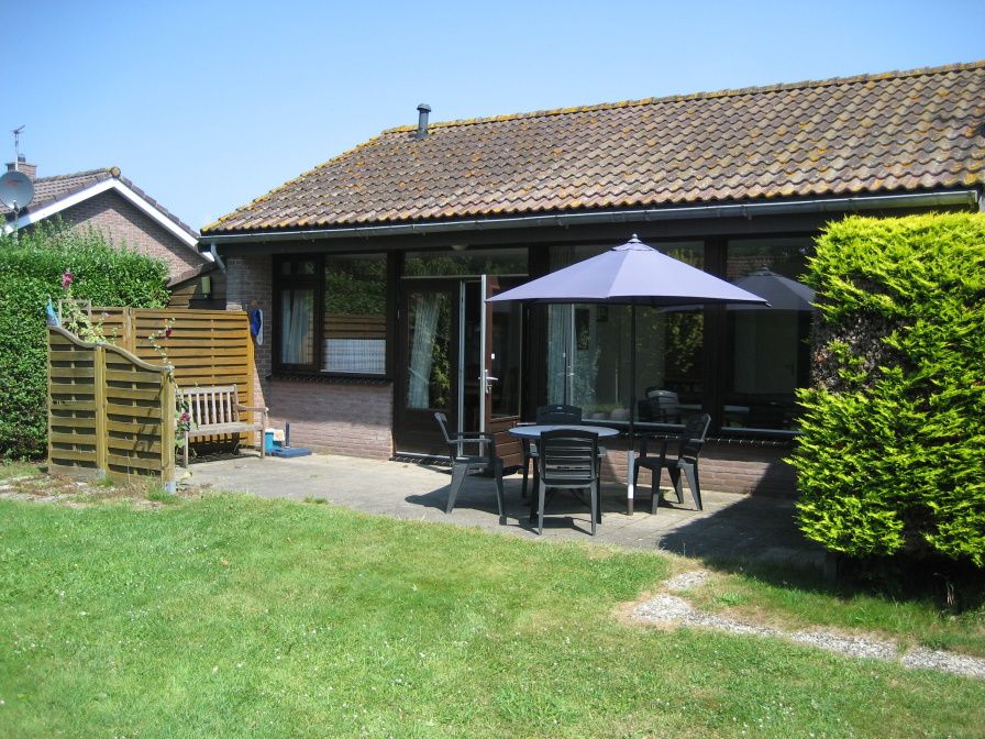 Vakantiehuis Slufterhoek 100 in De Cocksdorp, Texel met zonnig terras en groene tuin.