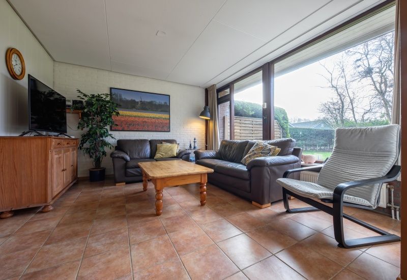 Gezellige woonkamer van Vakantiehuis Slufterhoek 100 in De Cocksdorp, Texel met comfortabele banken.