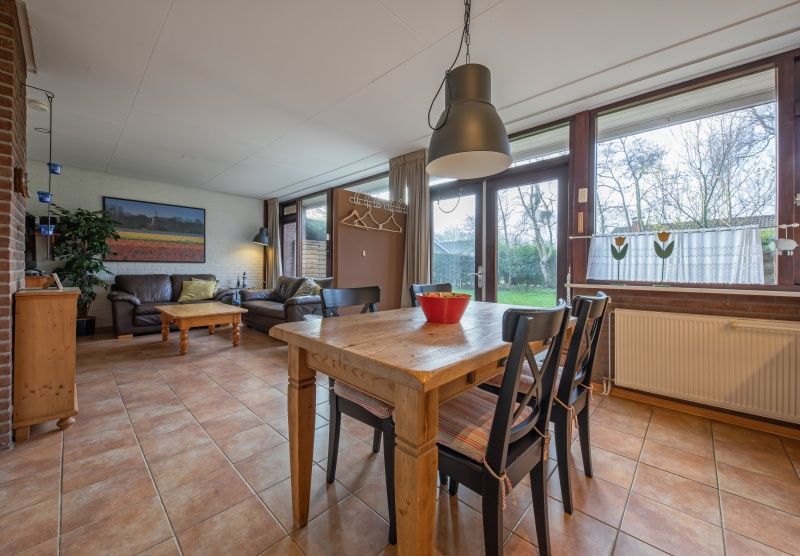 Eethoek in Vakantiehuis Slufterhoek 100, De Cocksdorp, Texel met uitzicht op de tuin.