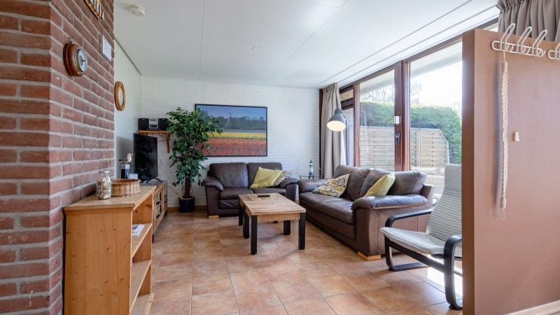 Lichte woonkamer met moderne inrichting in Vakantiehuis Slufterhoek 100, De Cocksdorp, Texel.