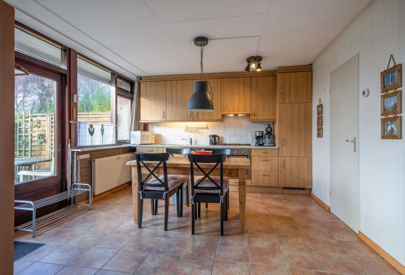 Vakantiehuis Slufterhoek 100 in De Cocksdorp, Texel met eetgedeelte en volledig uitgeruste keuken.