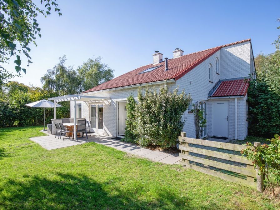 Ruim vakantiehuis Villapark Residentie Texel nr. 794 in De Cocksdorp met zonnig terras en groene tuin, ideaal voor een ontspannen verblijf.