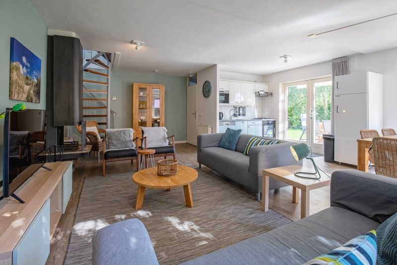Gezellige woonkamer in Villapark Residentie Texel nr. 794, vakantiehuis in De Cocksdorp, Texel met moderne inrichting en uitzicht op de tuin.