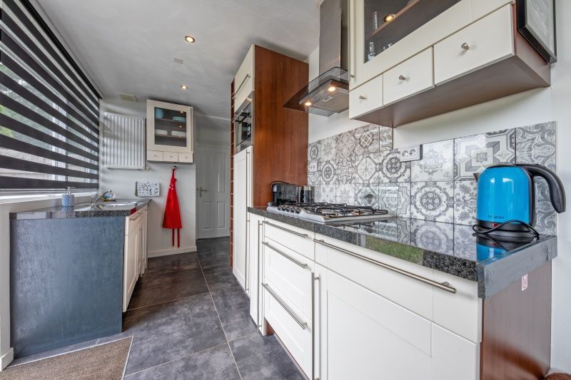 Stylish kitchen in Bungalow Duin aan Zee Texel, Bungalowpark Tamarisk, De Cocksdorp, fully equipped for cooking.