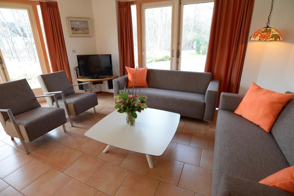 Gemuetliches Wohnzimmer des Ferienhauses Velduil in De Cocksdorp Texel mit bequemen Sofas.
