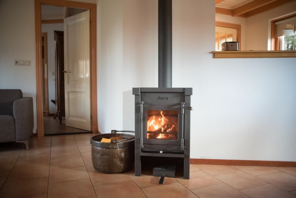 Holzofen im Velduil Ferienhaus De Cocksdorp Texel fuer warme und gemuetliche Abende.
