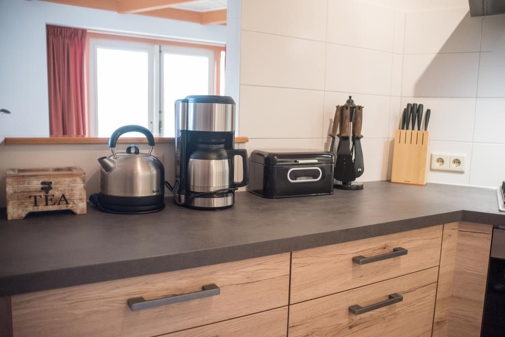 Kuechenausstattung im Velduil Ferienhaus De Cocksdorp Texel fuer einen komfortablen Aufenthalt.