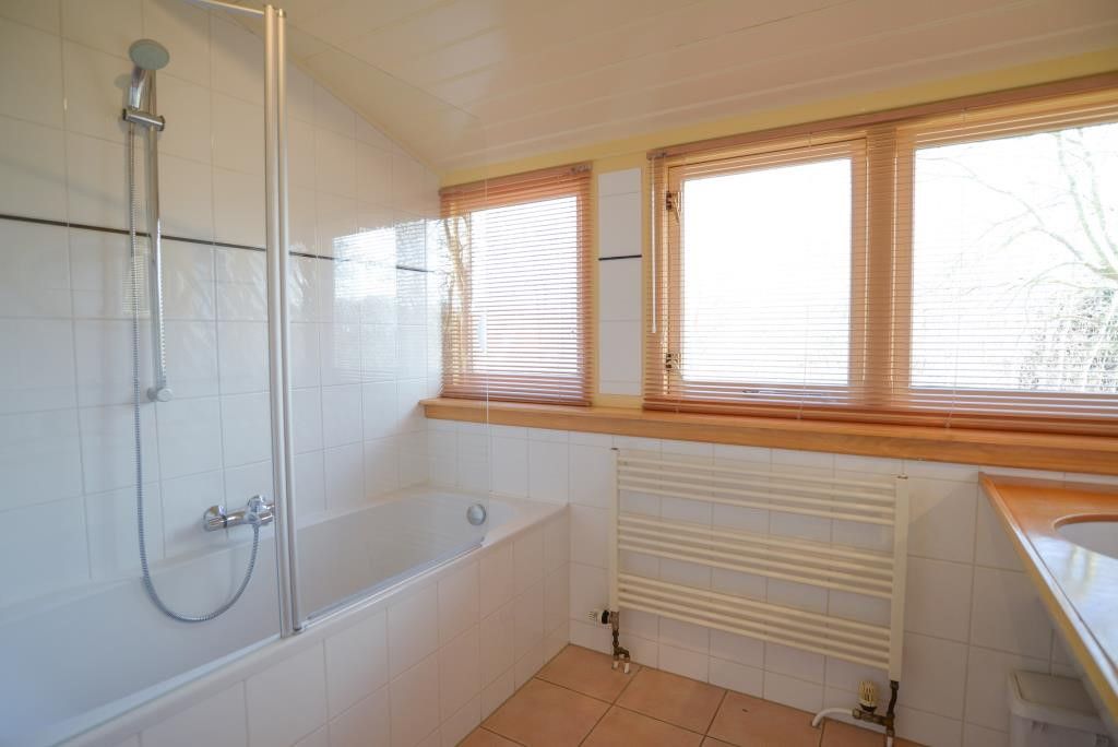 Luxurioeses Badezimmer mit Badewanne im Velduil Ferienhaus De Cocksdorp Texel fuer ultimative Entspannung.