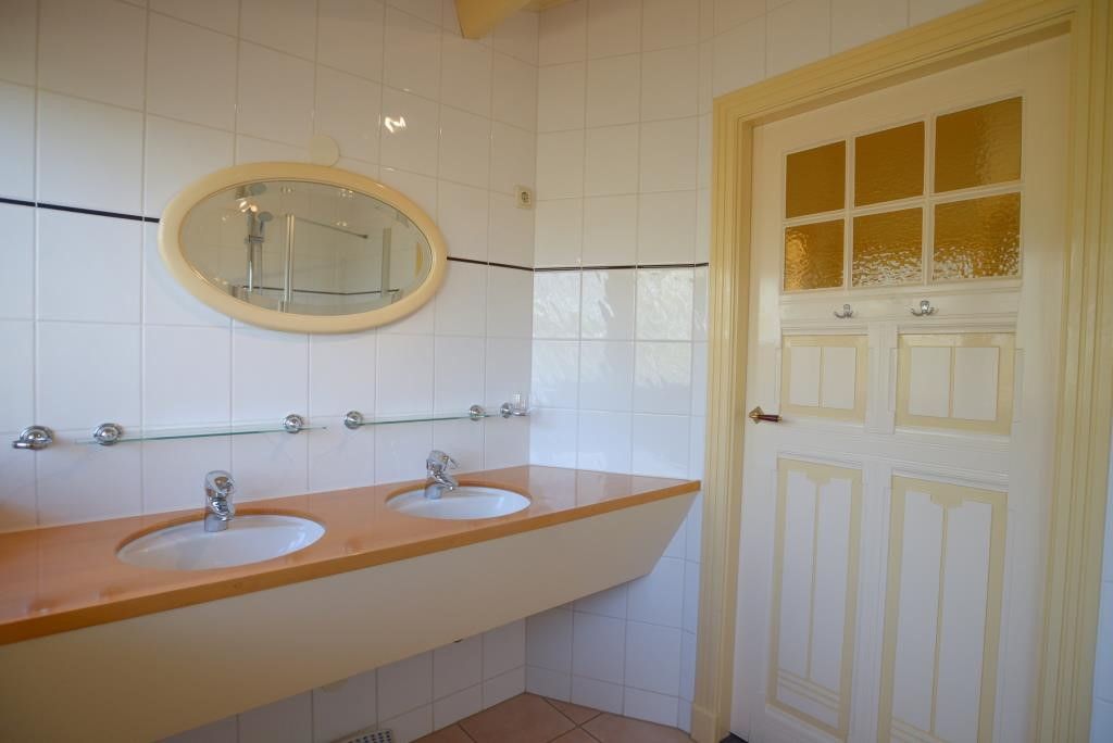 Stilvolles Badezimmer mit Doppelwaschbecken im Ferienhaus Velduil De Cocksdorp Texel.