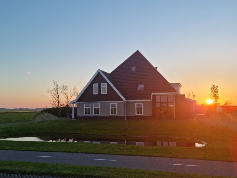 Schoener Sonnenuntergang am Ferienhaus De Muy in De Cocksdorp, Texel.