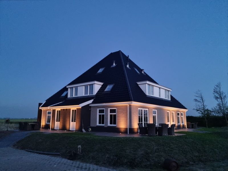 Stimmungsvolle Beleuchtung des Ferienhauses De Muy in De Cocksdorp, Texel.