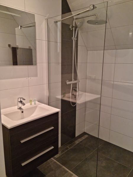 Modernes Badezimmer im Ferienhaus De Muy, De Cocksdorp, Texel, Waddeninseln.