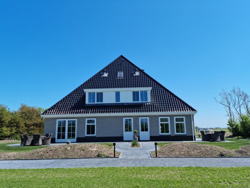 Vakantiehuis De Slufter in De Cocksdorp, Texel heeft een uitnodigend terras met comfortabele zitplaatsen voor ontspanning.